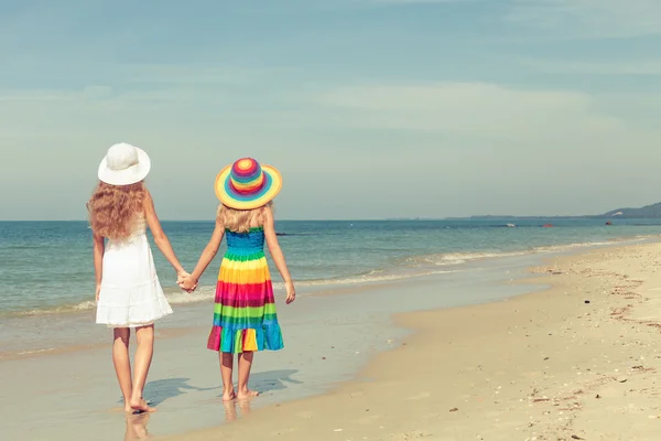 Bambini felici che giocano sulla spiaggia — Foto Stock