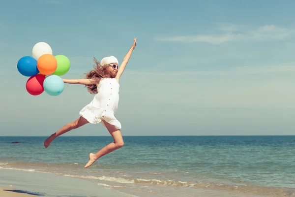 Menina adolescente pulando na praia — Fotografia de Stock