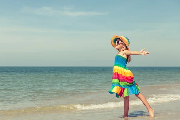 Petite fille debout sur la plage — Photo