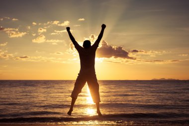 Adam sahilde günbatımı zaman atlama 