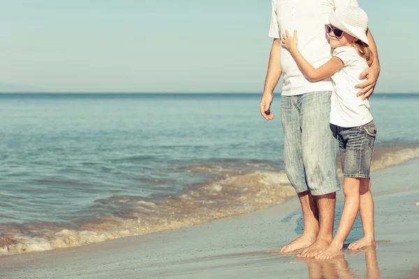 Pai e filha brincando na praia . — Fotografia de Stock