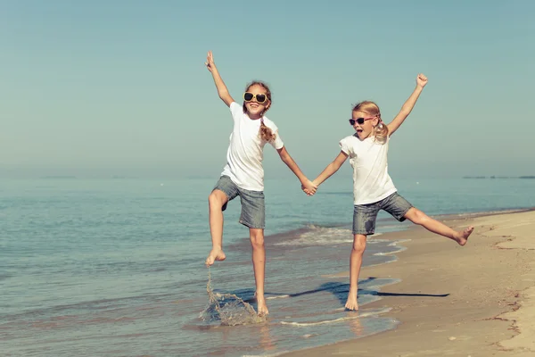 Две сестры играют на пляже — стоковое фото