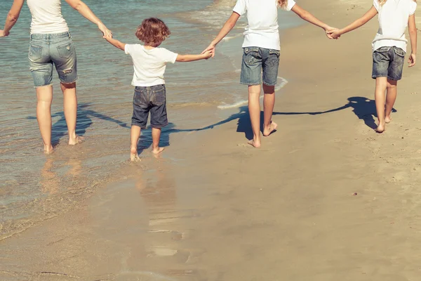 Mãe e crianças brincando na praia . — Fotografia de Stock