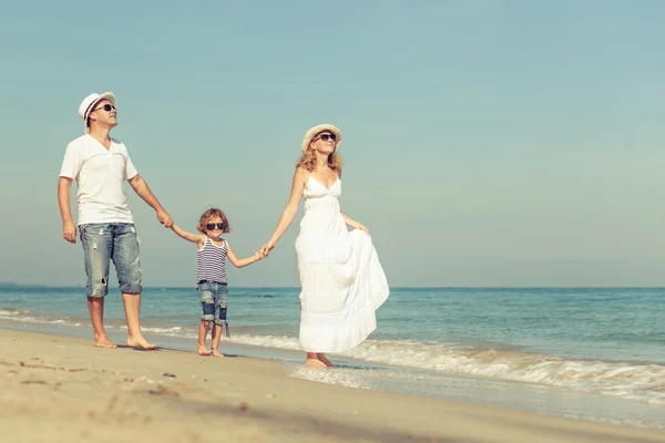 Glückliche Familie, die tagsüber am Strand spielt. — Stockfoto