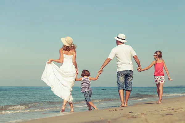 Glad familj står på stranden på dagarna. — Stockfoto