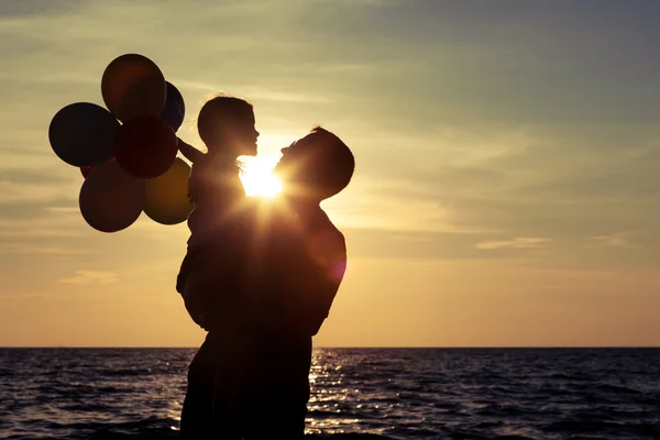 Pai e filha brincando na praia . — Fotografia de Stock