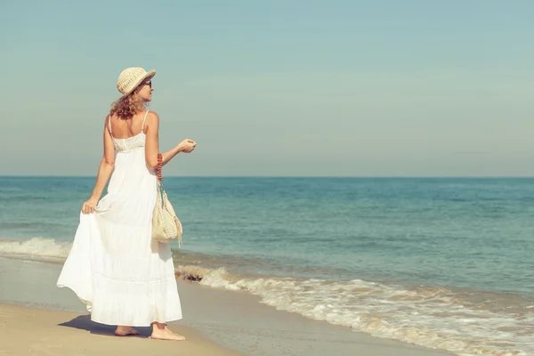 Vrouw in een witte jurk op de oceaan kust — Stockfoto