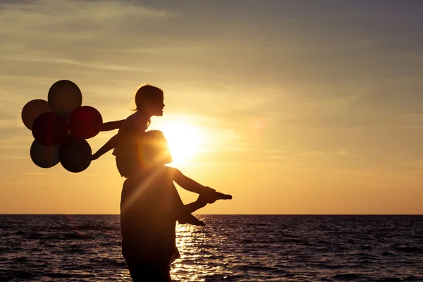 Padre e hija con globos jugando en la playa en el da — Foto de Stock