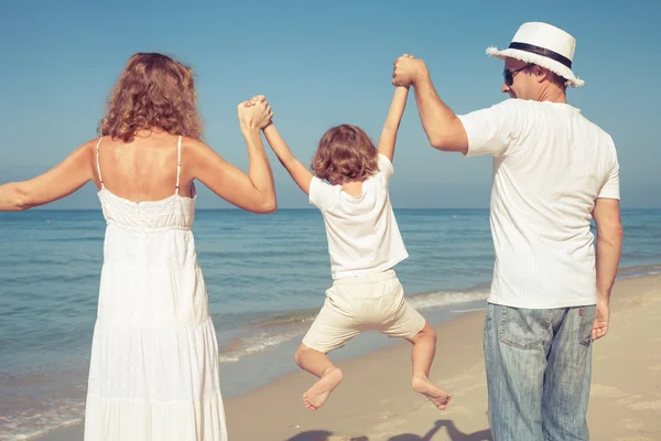 O zaman gün sahilde oynarken mutlu bir aile. — Stok fotoğraf