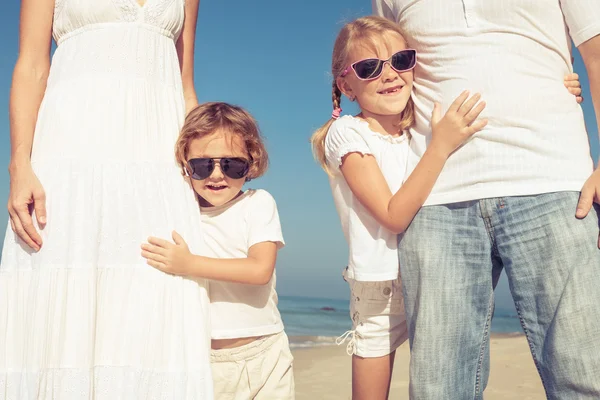 Счастливая семья стоит на пляже в дневное время . — стоковое фото