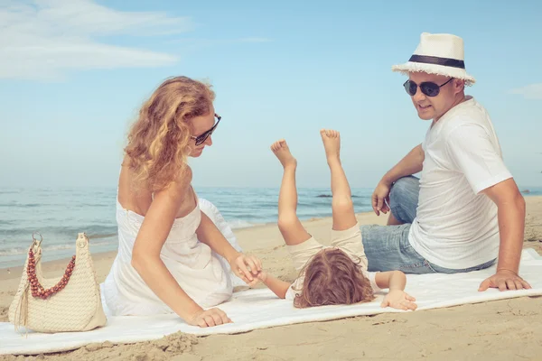 Famiglia felice che gioca sulla spiaggia durante il giorno . — Foto Stock