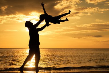 Baba ve oğul plaj gün anda oynamak.