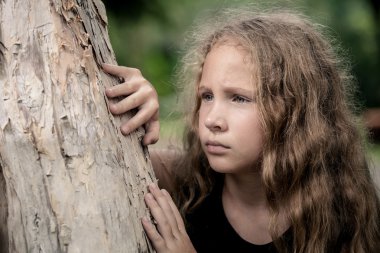 üzgün sarışın genç kız portresi