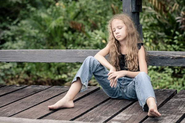 Ritratto di ragazza adolescente bionda triste — Foto Stock