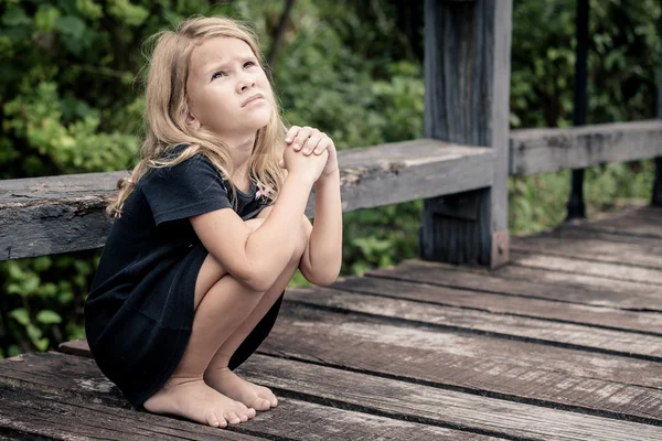 Ritratto di bambina bionda triste — Foto Stock