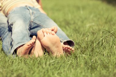 Baba ve oğul çimlere gün anda oturan.  