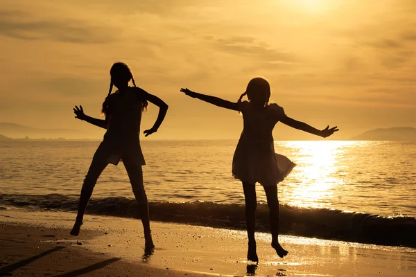 Enfants heureux jouant sur la plage — Photo