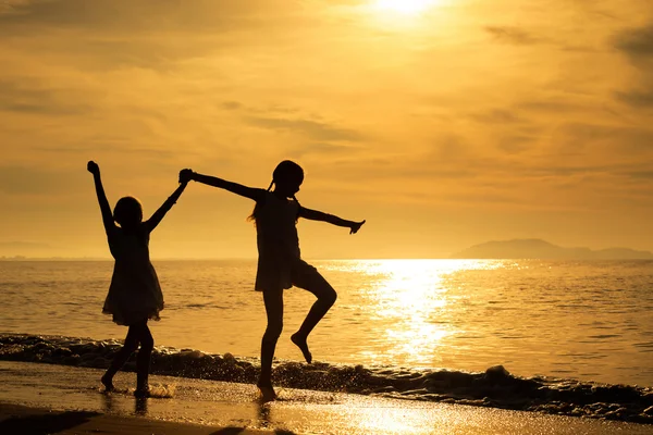 Niños felices jugando en la playa —  Fotos de Stock