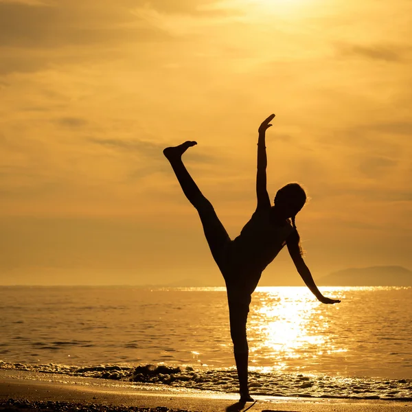 Ragazza felice in piedi sulla spiaggia — Foto Stock