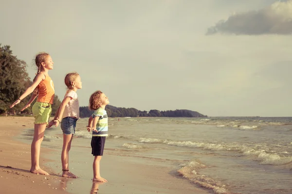 Niños felices jugando en la playa — Foto de Stock