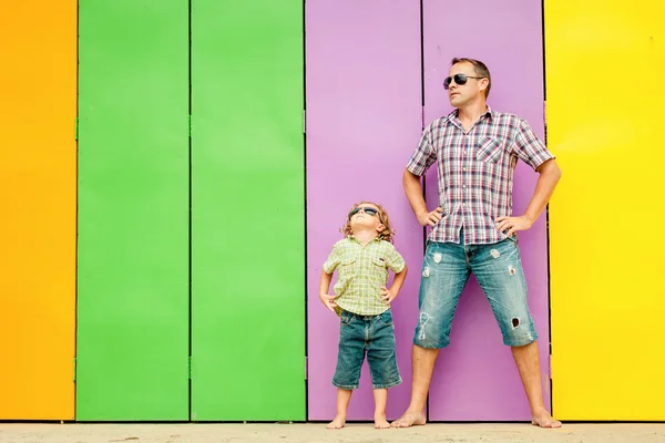 Pai e filho brincando perto da casa na hora do dia . — Fotografia de Stock