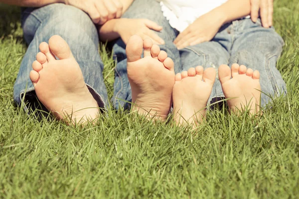 Vater und Sohn sitzen tagsüber auf dem Rasen. — Stockfoto