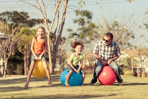 Pappa och barn som leker på gräsmattan — Stockfoto