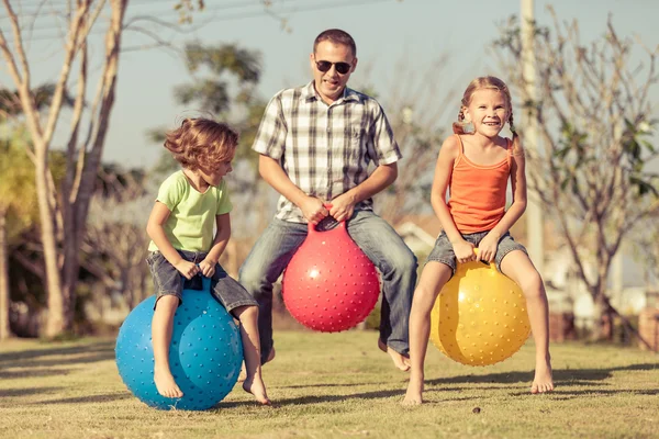 Papa und Kinder spielen auf dem Rasen — Stockfoto