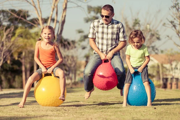 Papai e crianças brincando no gramado — Fotografia de Stock