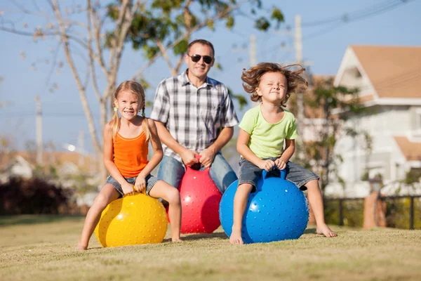 Ayah dan anak-anak bermain di halaman — Stok Foto