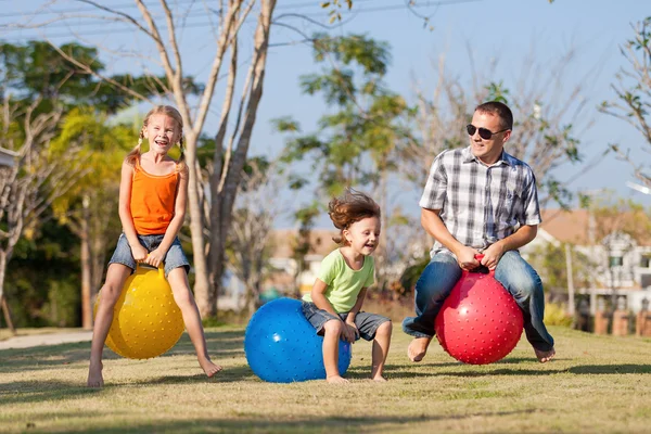 Vader en kinderen spelen op het gazon — Stockfoto