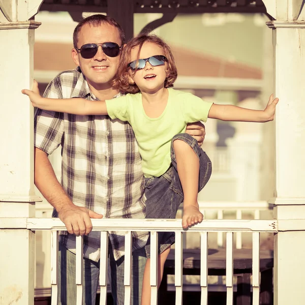 Padre e figlio che giocano vicino alla casa durante il giorno . — Foto Stock