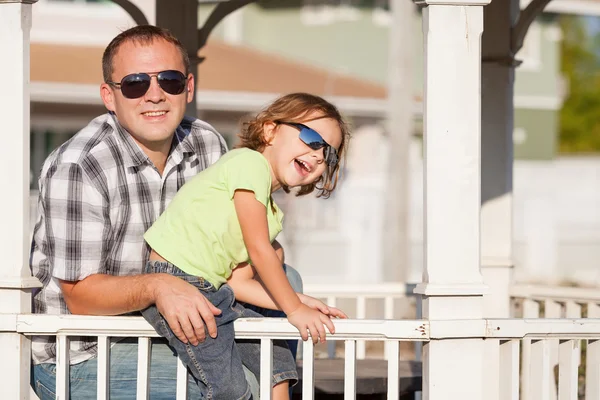 Vader en zoon spelen in de buurt van het huis op het moment van de dag. — Stockfoto