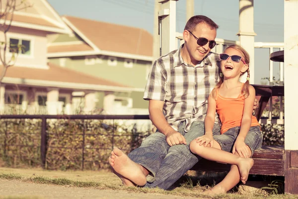 Padre e hija jugando cerca de la casa durante el día . — Foto de Stock