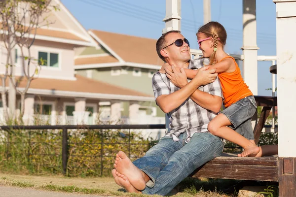 Padre e hija jugando cerca de la casa durante el día . — Foto de Stock