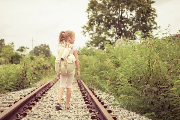 Glad liten tjej gick på järnvägen — Stockfoto