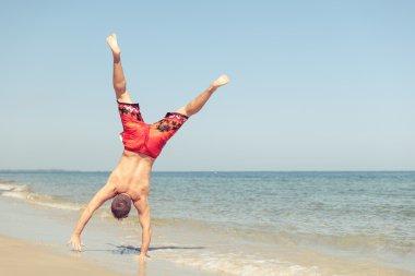 mutlu bir adam sahilde atlama