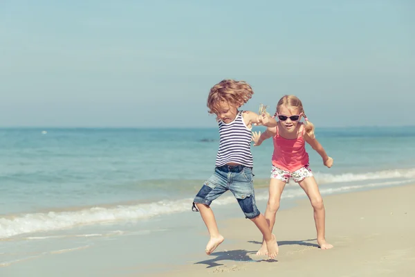 Enfants heureux jouant sur la plage — Photo