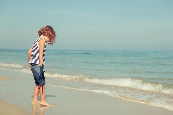 Kleiner Junge steht am Strand — Stockfoto