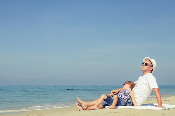 Ojciec i syn, gry na plaży w czasie dnia. — Zdjęcie stockowe