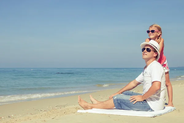 Vater und Tochter spielen tagsüber am Strand. — Stockfoto