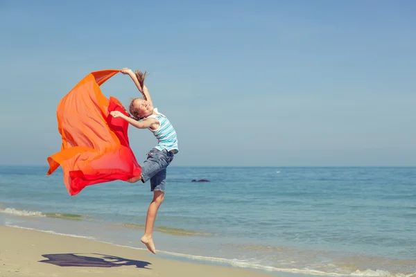 Teenager Mädchen springen am Strand — Stockfoto