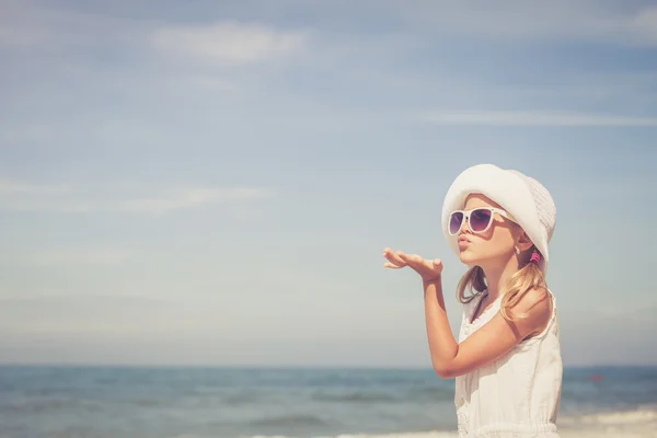 Klein meisje permanent op het strand — Stockfoto