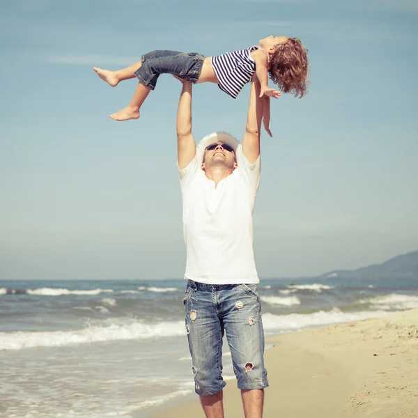 父と息子、一日の時間でビーチでのプレー. — ストック写真
