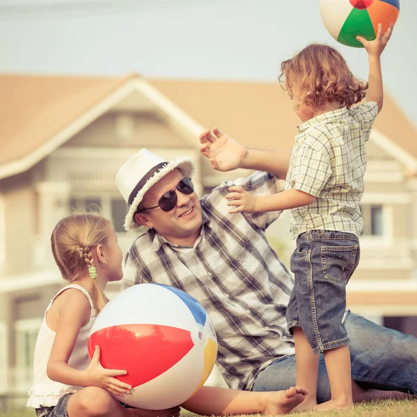 Família feliz jogando no gramado na hora do dia — Fotografia de Stock