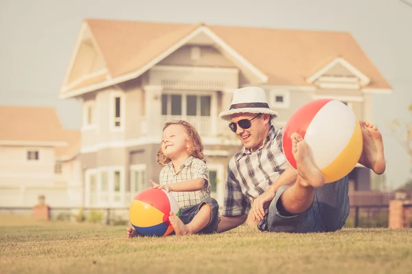 Vater und Sohn spielen auf dem Rasen — Stockfoto