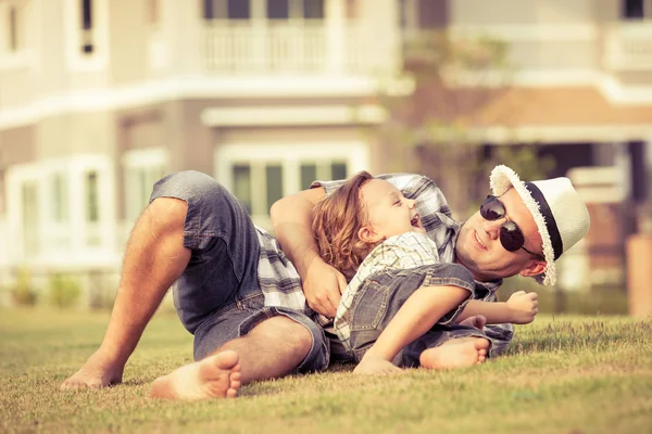 Vater und Sohn spielen auf dem Rasen — Stockfoto