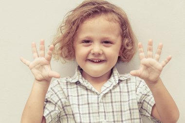 Küçük şirin bir çocuğun portresi. 