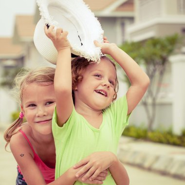 Mutlu çocuklar yolda oturan.