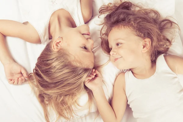 Çok güzel ve evde yatakta yatan kız.